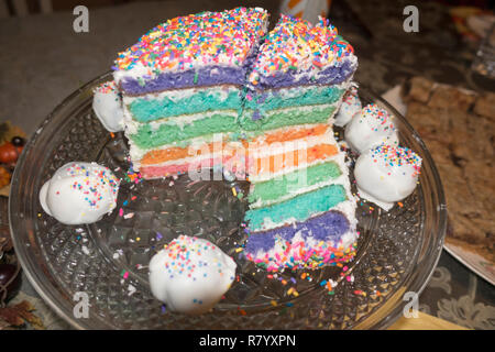 Baker, kreativ lecker 5 Layer Cake, jeweils mit separatem Farbe mit Streuseln oben & Baiser Cookies. Downers Grove Illinois IL USA Stockfoto
