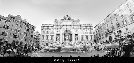 Touristen, die in der Trevi Brunnen, die berühmten Brunnen der Welt, Rom, Italien. Stockfoto