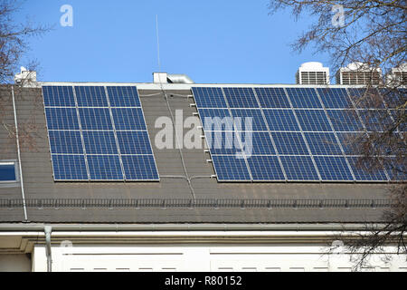 Solaranlagen und Klimaanlagen auf dem Dach eines Gebäudes Stockfoto