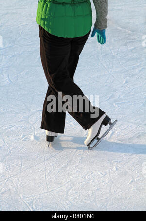 Frau auf der Eislaufbahn Stockfoto