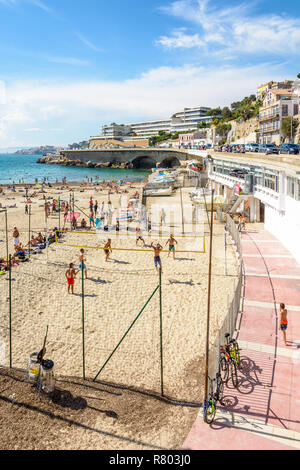 Menschen Volleyball spielen, Sonnenbaden und Schwimmen auf der Prophet Strand in Marseille, einem sehr beliebten Strand auf dem Kennedy Corniche entfernt. Stockfoto