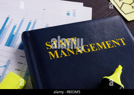 Personal management Buch und Dokumente auf einem Schreibtisch. Stockfoto