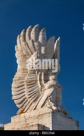 Polnische Adler Skulptur am Eingang der polnischen Soldatenfriedhof in der Nähe der Abtei von Monte Cassino, Latium, Italien Stockfoto