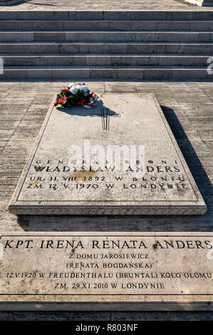 Gräber von General Wladyslaw Anders und seine Frau Irena Renata Anders an polnischer Soldatenfriedhof in der Nähe der Abtei von Monte Cassino, Latium, Italien Stockfoto