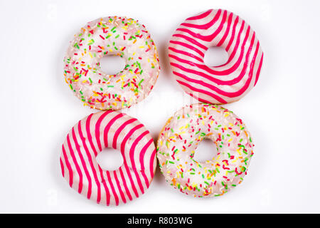 Vier bunte Donuts auf weißem Hintergrund. Stockfoto