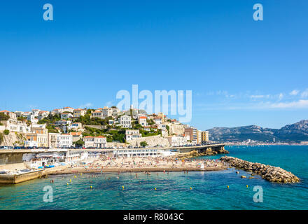 Allgemeine Ansicht des Propheten Strand in Marseille, Frankreich, einem sehr beliebten Strand auf dem Kennedy Corniche entfernt, an einem heißen und sonnigen Frühlingstag. Stockfoto