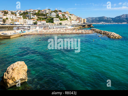 Allgemeine Ansicht des Propheten Strand in Marseille, Frankreich, einem sehr beliebten Strand auf dem Kennedy Corniche entfernt, an einem heißen und sonnigen Frühlingstag. Stockfoto