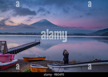 Yamanashi, Japan - 8. November 2018: Fotograf, Foto von Camara auf Stativ von Fuji-san neben Kawagushiko See in öffentlichen Park in Yamanashi, Ja Stockfoto