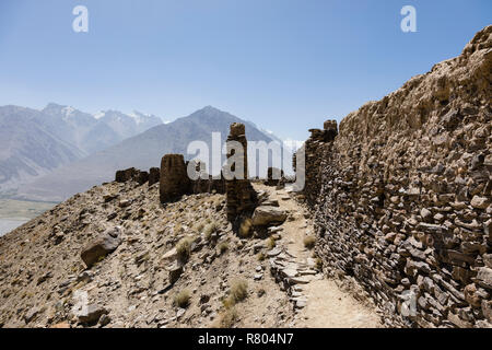 Yamchun Festung in den Wakhan Valley in der Nähe von Vrang in Tadschikistan. Die Berge im Hintergrund sind die Hindu Kush in Afghanistan Stockfoto