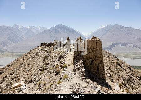 Yamchun Festung in den Wakhan Valley in der Nähe von Vrang in Tadschikistan. Die Berge im Hintergrund sind die Hindu Kush in Afghanistan Stockfoto