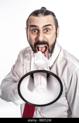 Langes Haar Geschäftsmann mit Megaphon auf weißem Hintergrund Stockfoto