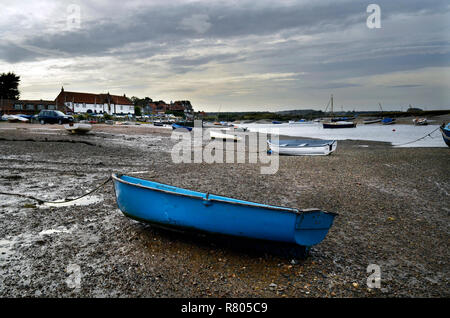 Ebbe in Burnham Eierstock Staithe bei Dämmerung North Norfolk England Stockfoto