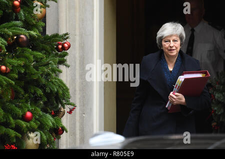 Premierminister Theresa May Blätter 10 Downing Street, London, für das House of Commons Prime Minister's Fragen zu stellen, nachdem der Ausschuss für 1922 angekündigt, dass die konservativen Abgeordneten das Vertrauen in Frau kann beantragt haben. Stockfoto