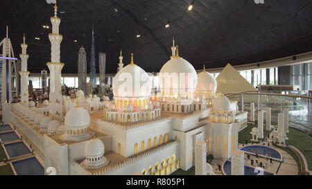 Ausstellung von Mock-ups der Sheikh Zayed Grand Moschee von LEGO-Steine im Miniland LEGOLAND Parks und Resorts in Dubai gemacht Stockfoto