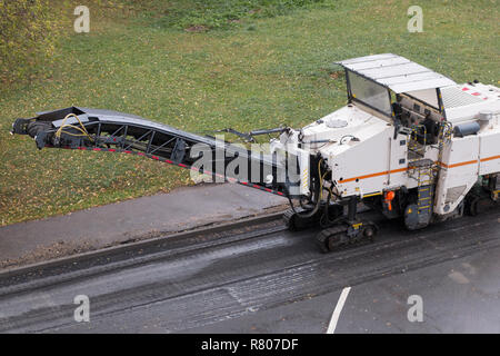 Straßenfräse in Erwartung eines Dump Truck. Straße Reparatur. Stockfoto