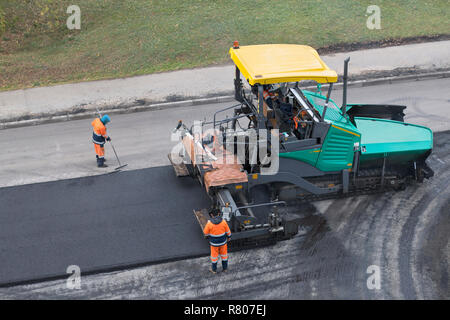 Asphalt fertiger Maschine auf der Straße, für Standort reparieren. Straße Erneuerung, Bau arbeiten. Hohe Betrachtungswinkel Stockfoto