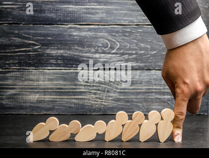 Leader Geschäftsmann stoppt fallende Dominosteine. Starke und zuverlässige Boss. Schwierigkeiten in der Wirtschaft und Ihre Lösung. Support Team. Der Fall der crumbl Stockfoto