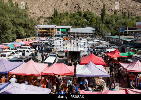 Khorog, Tadschikistan 25. August 2018: Blick auf den Markt am Samstag in Khorog, Tadschikistan Stockfoto