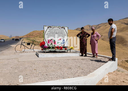 Danghara, Tadschikistan 25. August 2018: Die taufstelle am Rande des Pamir Highway für Radfahrer in einem terroristischen Anschlag am 1. August 2018 getötet Stockfoto