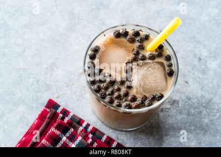 Hausgemachte Milch Bubble Tea mit Tapioka Perlen. Traditionelle organische Trinken. Stockfoto