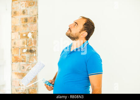 Nahaufnahme der männlichen Holding Malerei Walze Stockfoto