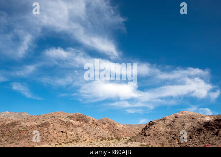 Malerische Landschaft der Wüste gegen den blauen Himmel Stockfoto