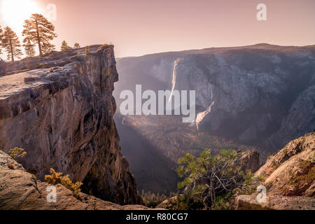 Yosemite National Park, einschließlich Half Dome, Yosemite Falls, und El Capitan über den Merced River im Yosemite Valley Stockfoto