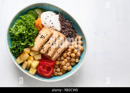 Buddha Schüssel mit Tofu. Gesund vegan und vegetarisch essen Konzept Stockfoto