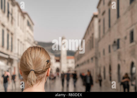 Kopf einer Blondine kaukasische Frau Touristen zu Fuß durch die Altstadt Dubrovnik, Kroatien Stockfoto
