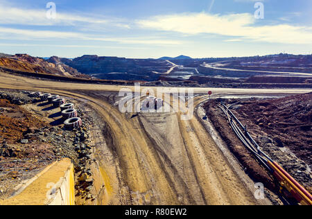 Luftaufnahme Tagebau Steinbruch mit den blauen Himmel und Wolken. Dieser Bereich für Kupfer und Gold abgebaut wurde. Stockfoto