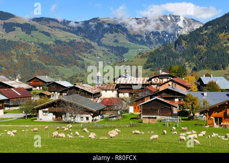 Bergige Landschaft des Beaufortain Tal: Überblick über die Berge und die Ortschaft Bersend, in Beaufort-sur-Doron *** Local Caption *** Stockfoto