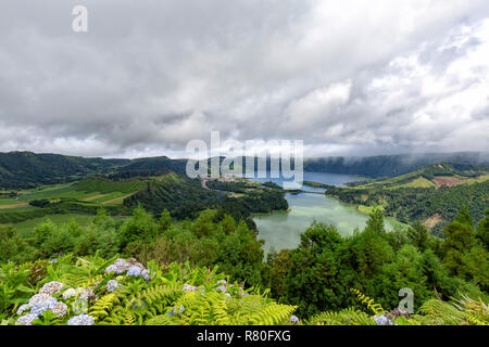 Lebendige Blick auf das Dorf von Sete Cidades in Sao Miguel auf den Azoren. Stockfoto