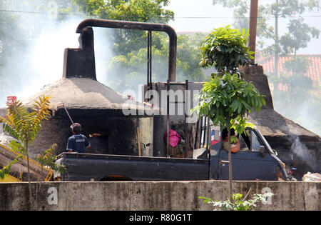 Kunststoff Verschmutzung Krise. Kunststoff Abfälle auf der Deponie in Citarum River Side, Bandung, Indonesien. Stockfoto