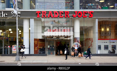 Trader Joe's, 2073 Broadway, New York, NY. außen an einem Supermarkt in der Upper West Side Viertel von Manhattan. Stockfoto