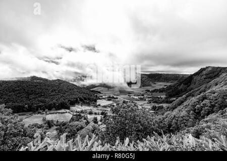 Schwarze und Weiße Blick auf die Weiden in der Nähe von Sete Cidades in São Miguel, Portugal. Stockfoto