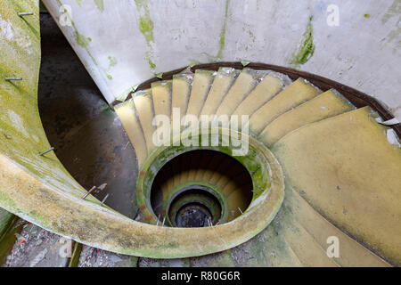 Treppen in einem verlassenen Hotel auf der Insel Sao Miguel auf den Azoren. Stockfoto