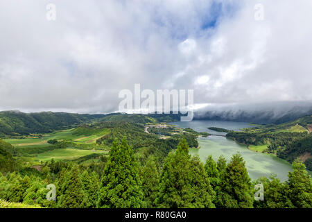 Wunderschöne Aussicht auf Seen und massive Sete Cidades Caldera auf der Insel Sao Miguel, Azoren. Stockfoto