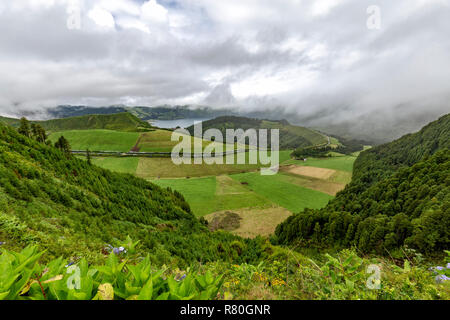 Blick auf calderas und Seen am Rande des Sete Cidades Caldera auf der Insel Sao Miguel auf den Azoren. Stockfoto