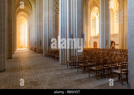 Kopenhagen, Dänemark - 18 September 2018: Innenraum der Grundtvigs Kirche (Kirke) mit gemauerten Säulen und Sonnenlicht. Stockfoto