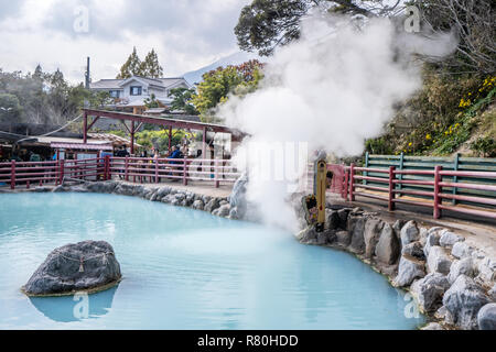 Beppu, Oita, Japan, November 8, 2018: Jigoku (Kamado Cooker Hölle) Teich im Herbst, einer der berühmten Thermalquellen Viewpoint, representi Stockfoto