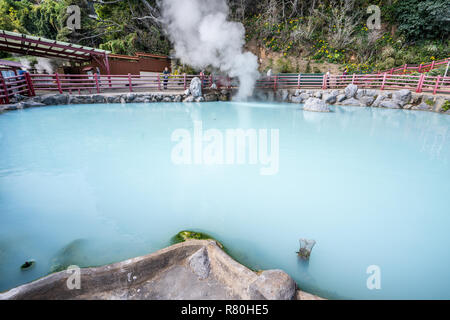 Beppu, Oita, Japan, November 8, 2018: Jigoku (Kamado Cooker Hölle) Teich im Herbst, einer der berühmten Thermalquellen Viewpoint, representi Stockfoto