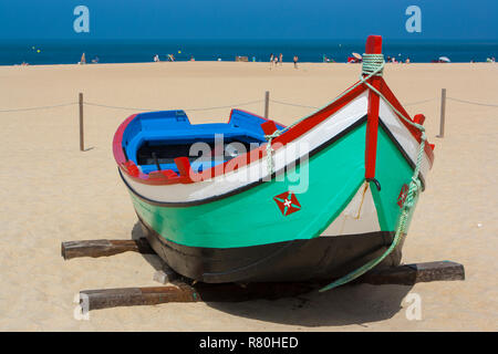 Das Fischerboot am Strand in Portugal Stockfoto