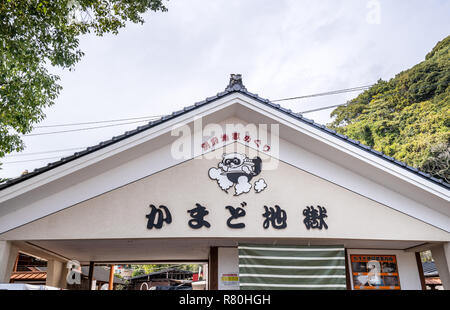 Beppu, Oita, Japan, November 8, 2018: Jigoku (Kamado Cooker Hölle) Teich im Herbst, einer der berühmten Thermalquellen Viewpoint, representi Stockfoto