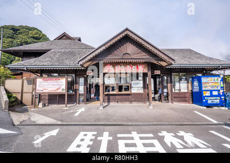 Beppu, Oita, Japan, November 8, 2018: Oniyama Oniyama Jigoku (Hölle) Teich im Herbst, einer der berühmten Thermalquellen Viewpoint, Vertre Stockfoto