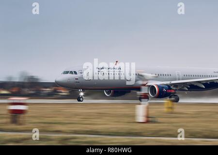 Prag, Tschechische Republik - 11. Dezember 2018: Aeroflot Airbus A 321 bei Start im Regen am Prager Flughafen am 11. Dezember 2018. Stockfoto