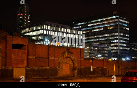 Victorian Railway Arches in Pall Mall, und modernen Büros/Hotels in Old Hall St und St Paul's Square, Liverpool. Bild im November 2018 getroffen. Stockfoto