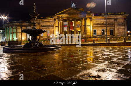 Die Walker Art Gallery, Liverpool, mit den Steble Brunnen im Vordergrund. Bild im Oktober 2018 übernommen. Stockfoto