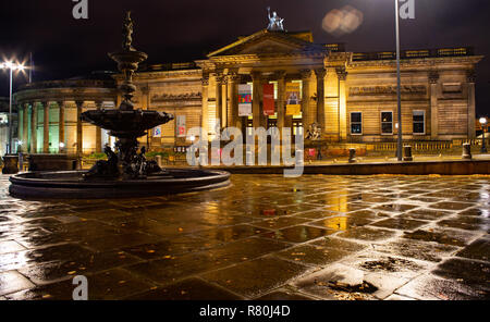 Die Walker Art Gallery, Liverpool, mit den Steble Brunnen im Vordergrund. Bild im Oktober 2018 übernommen. Stockfoto