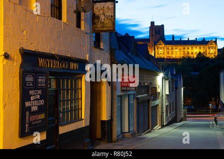 Die Waterloo Inn, Bangor, Gwynedd, Wales, Bangor University in der Ferne. Bild im September 2018 übernommen. Stockfoto