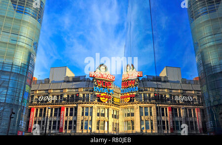 Das nationale Fußball-Museum und den Printworks spiegeln sich in einer Glasfront Office Block Stockfoto